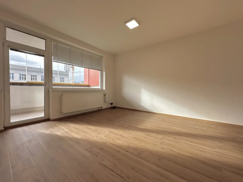 Pronájem bytu 1+kk s prostornou lodžií, ulice Poděbradská 777/9, Praha - Vysočany