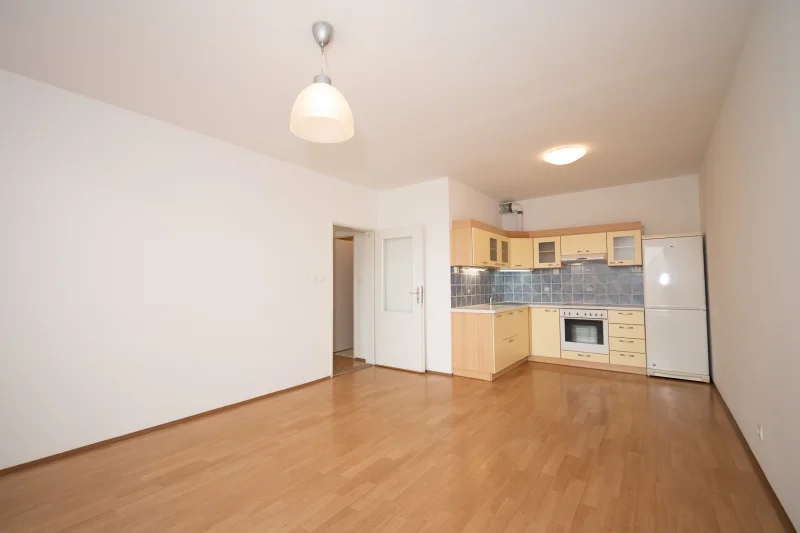 Pronájem bytu 2+kk s balkónem, ulice Hnězdenská 767/4a, Praha - Troja