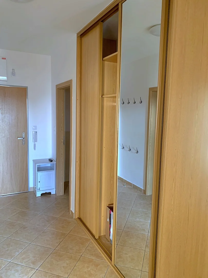 Pronájem bytu 3+kk, 83m2 s balkónem a garážovým stáním. Ulice Kabešova, Praha Vysočany.