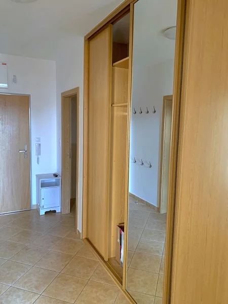 Pronájem bytu 3+kk, 83m2 s balkónem a garážovým stáním. Ulice Kabešova, Praha Vysočany.