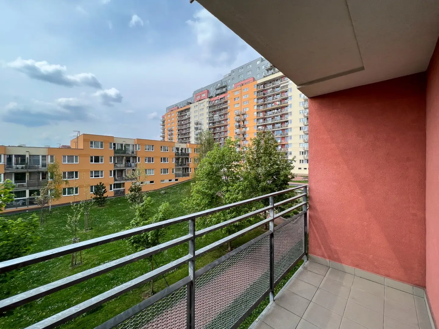 Pronájem bytu 2+kk s balkónem, ulice Hnězdenská 767/4a, Praha - Troja