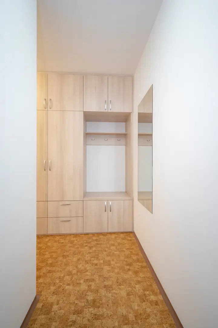 Pronájem bytu 2+kk s balkónem, ulice Hnězdenská 767/4a, Praha - Troja