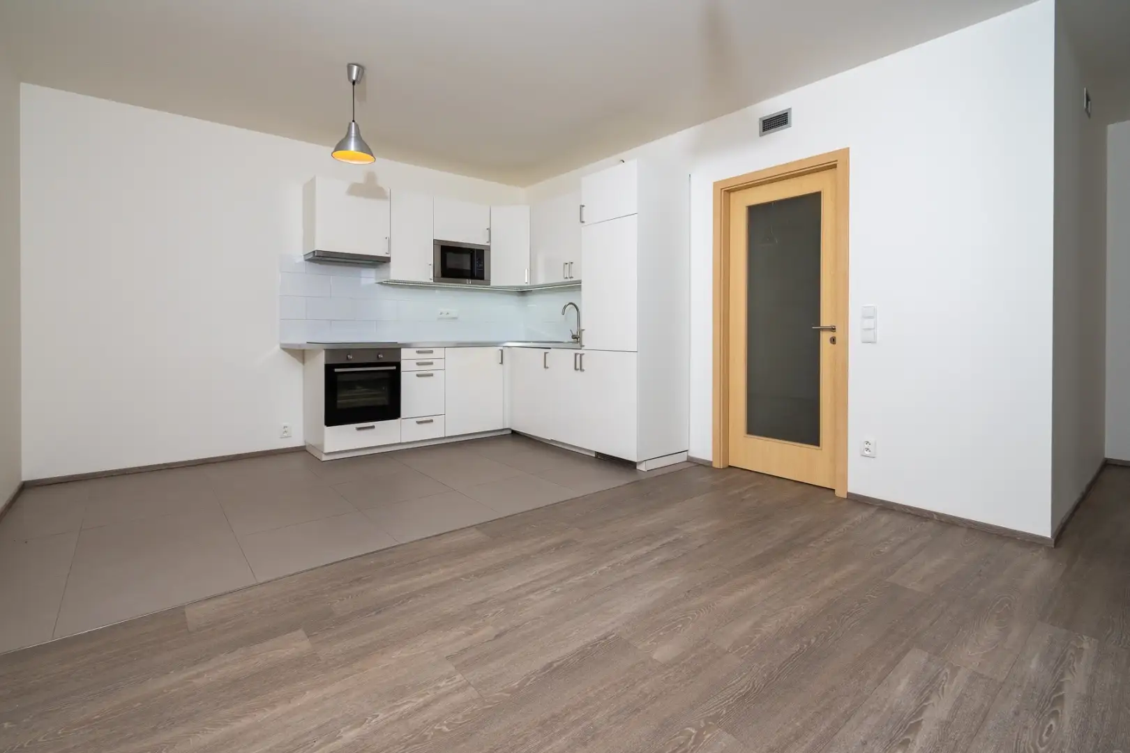 Pronájem bytu 1+kk s balkonem o výměře 42m²  Praha - Žižkov