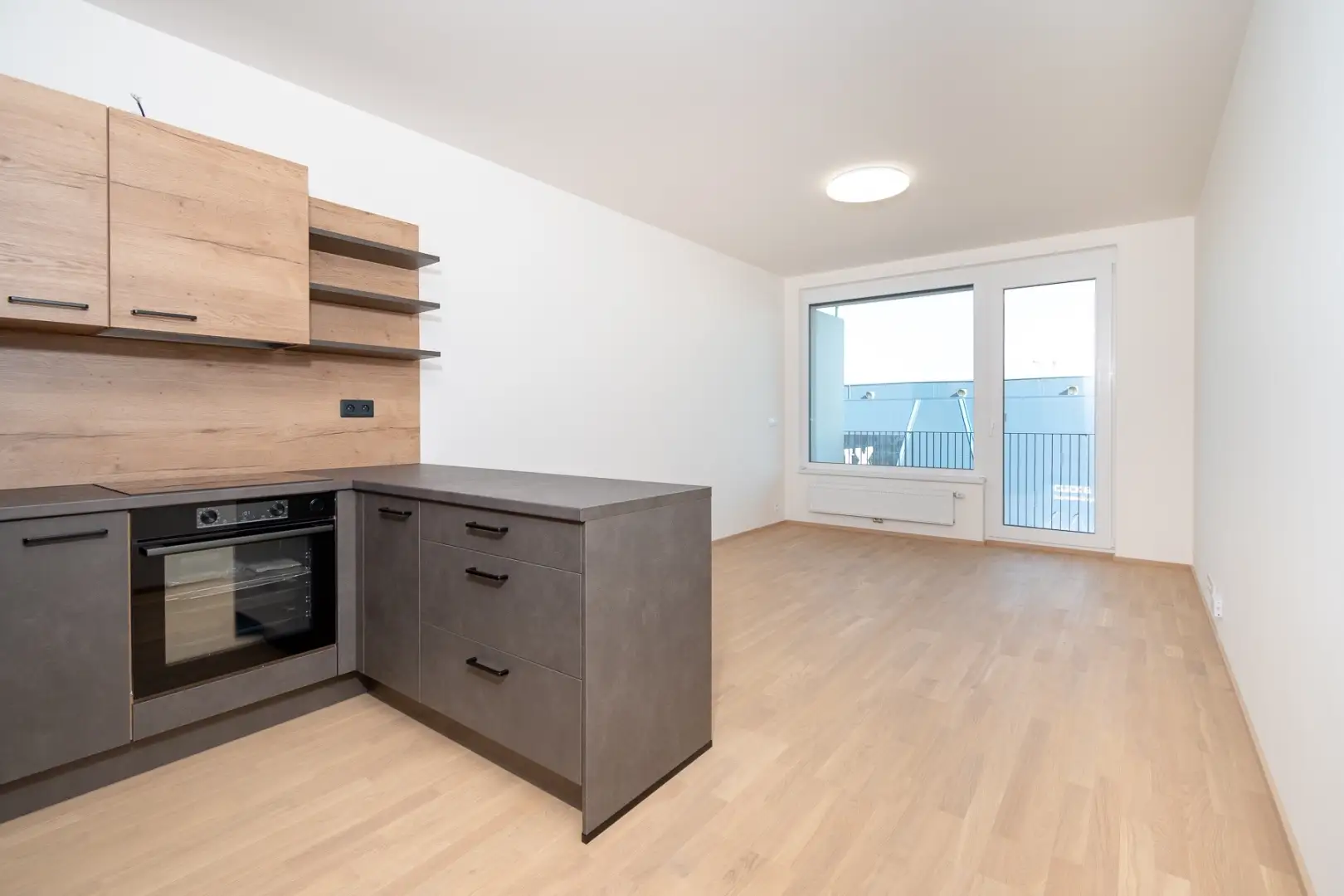 Pronájem bytu 2+kk s balkónem, ulice Smržových 1035/10, Praha - Vysočany
