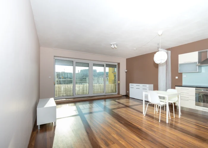Pronájem bytu 1+kk s balkónem a garáží, ulice Na Harfě 935/5d, Praha - Vysočany