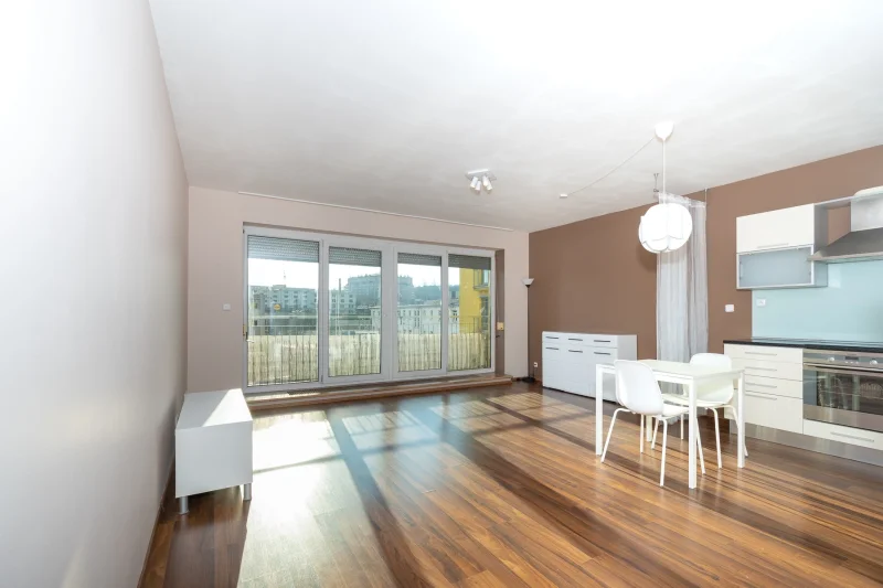 Pronájem bytu 1+kk s balkónem a garáží, ulice Na Harfě 935/5d, Praha - Vysočany
