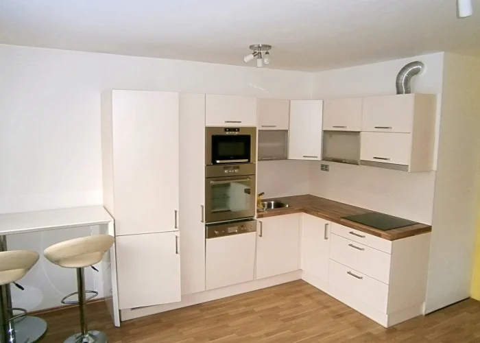 Pronájem bytu 2+kk, 50m2 - Hnězdenská, Praha 8