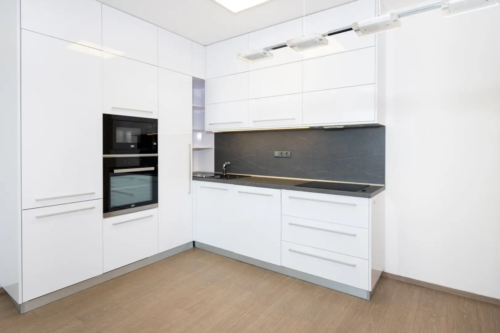 Pronájem byty 1+kk, 56 m² - Praha - Vysočany