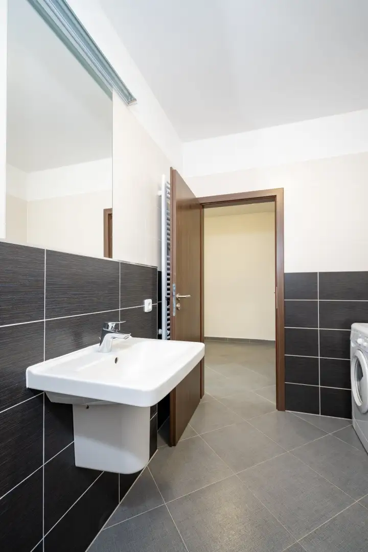 Pronájem bytu 2+kk s balkónem, ulice Honzíkova 635/6, Praha - Dolní Měcholupy
