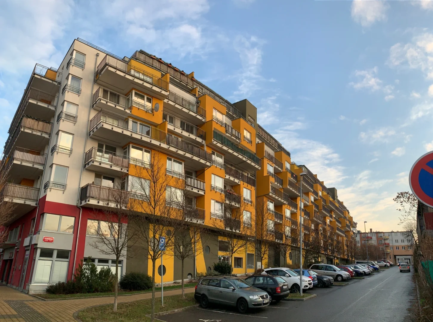 Pronájem bytu 3+kk, 83m2 s balkónem a garážovým stáním. Ulice Kabešova, Praha Vysočany.
