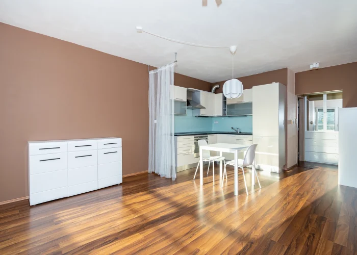Pronájem bytu 1+kk s balkónem a garáží, ulice Na Harfě 935/5d, Praha - Vysočany