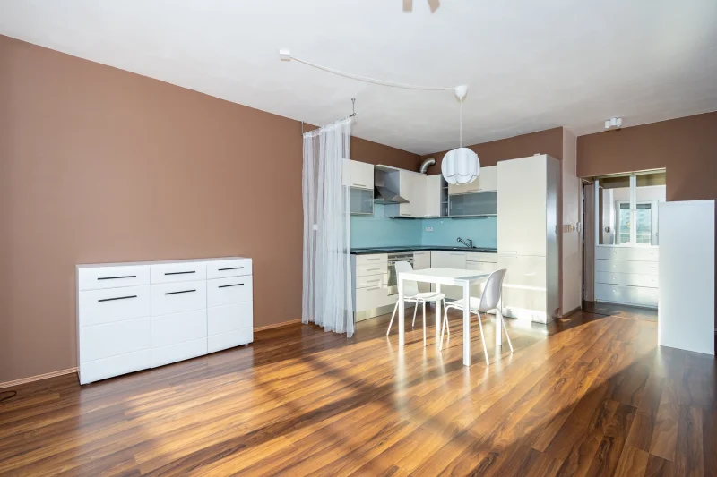 Pronájem bytu 1+kk s balkónem a garáží, ulice Na Harfě 935/5d, Praha - Vysočany