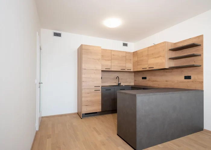 Pronájem bytu 2+kk s balkónem, ulice Smržových 1035/10, Praha - Vysočany