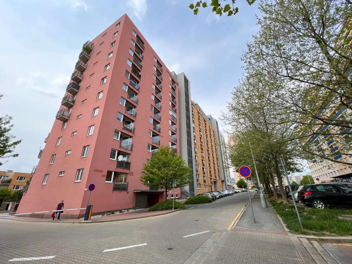 Pronájem bytu 2+kk s balkónem, ulice Hnězdenská 767/4a, Praha - Troja