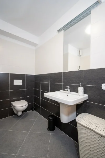 Pronájem bytu 2+kk s balkónem, ulice Honzíkova 635/6, Praha - Dolní Měcholupy