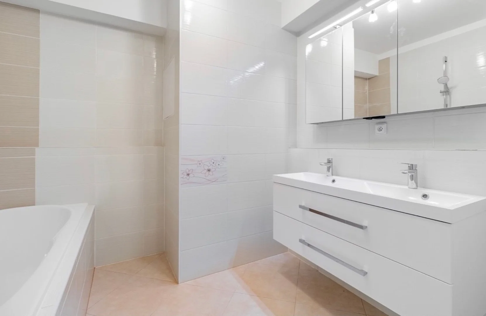 Pronájem světlého bytu 3+kk/G/L s výměrou 95 m², Praha 8