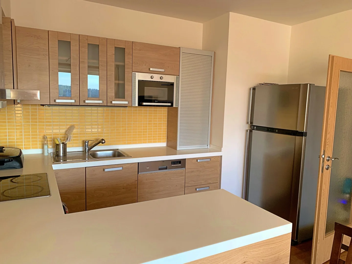 Pronájem bytu 3+kk, 83m2 s balkónem a garážovým stáním. Ulice Kabešova, Praha Vysočany.