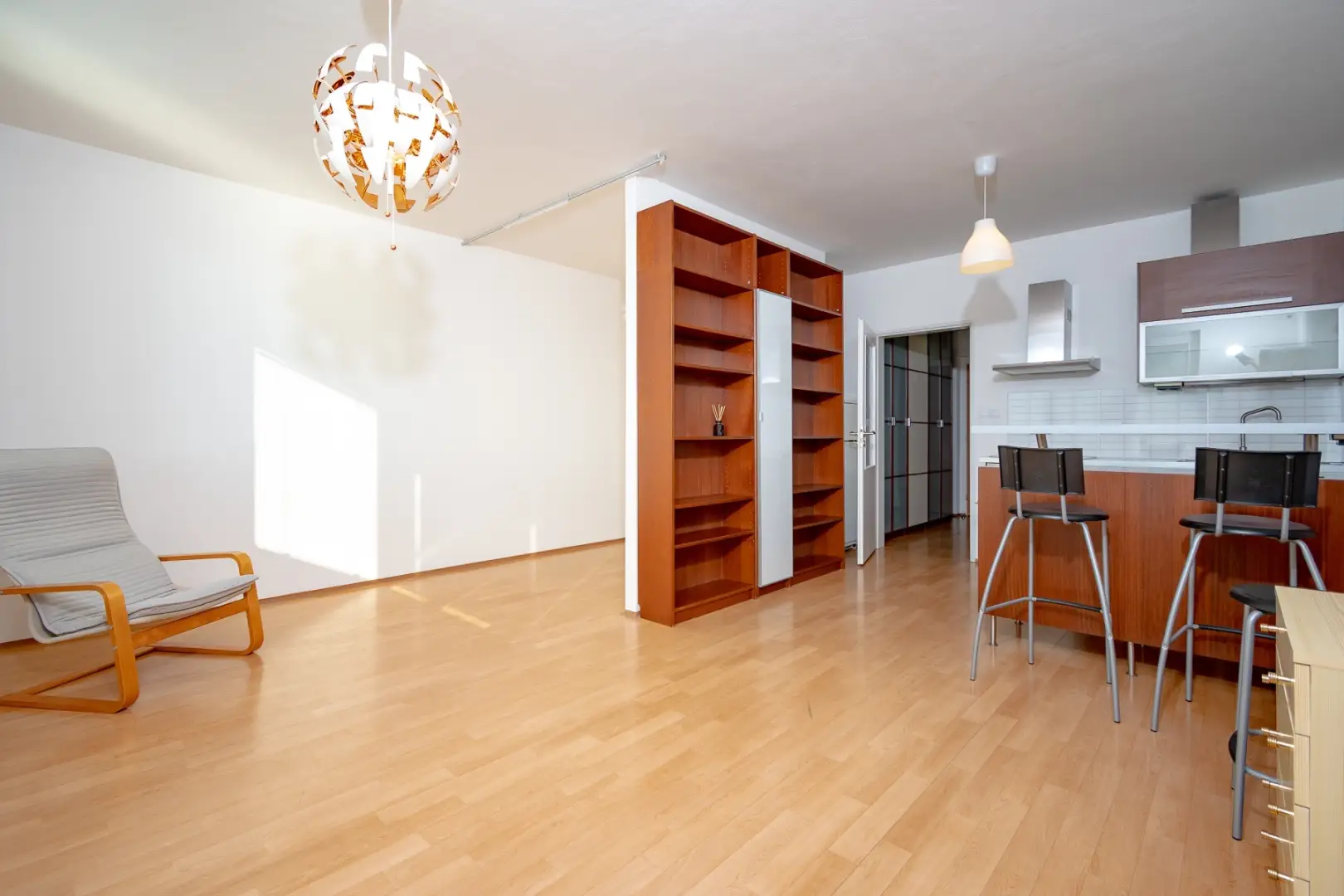Nabízíme k pronájmu byt 1+kk, ulice Hnězdenská 767/2, Praha - Troja