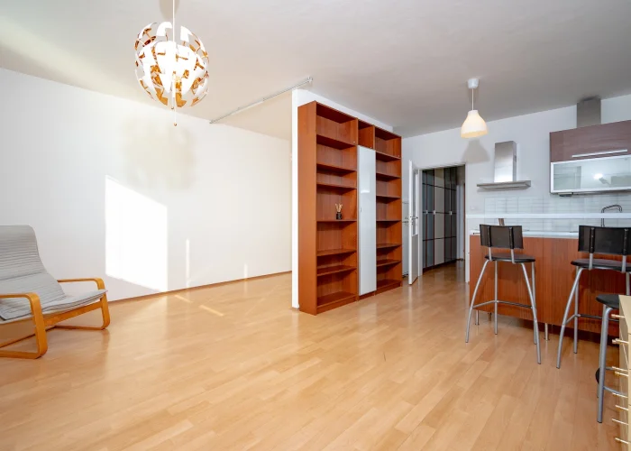 Nabízíme k pronájmu byt 1+kk, ulice Hnězdenská 767/2, Praha - Troja