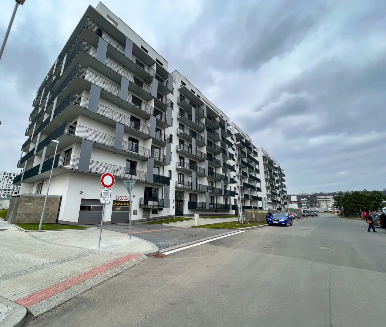 Pronájem bytu 2+kk s balkónem, ulice Smržových 1035/10, Praha - Vysočany
