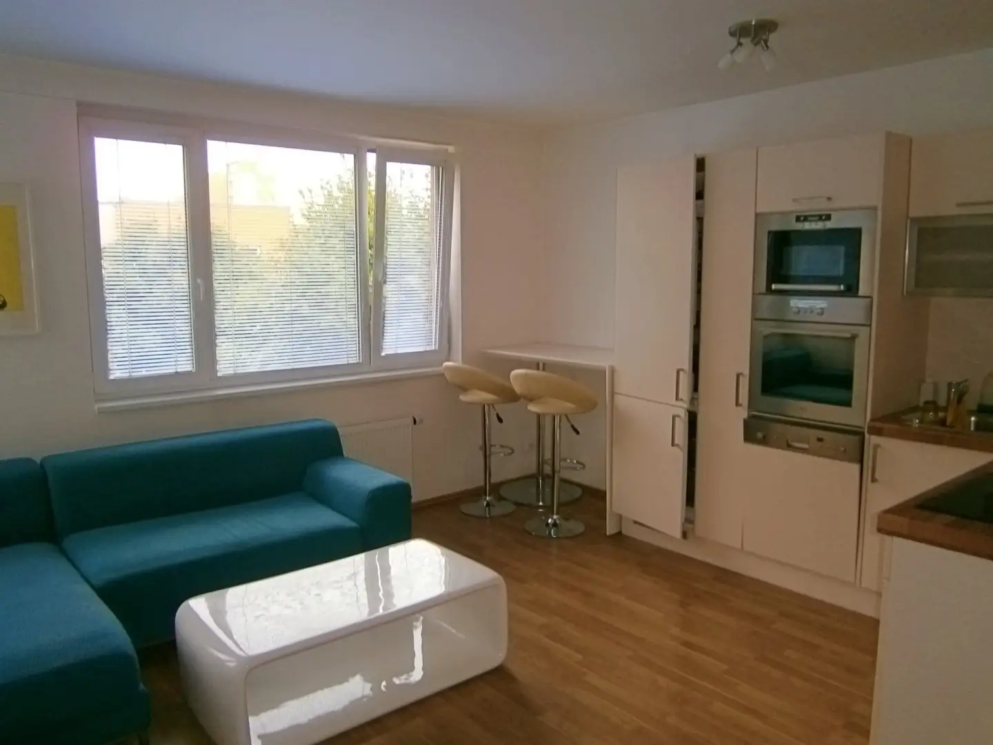 Pronájem bytu 2+kk, 50m2 - Hnězdenská, Praha 8