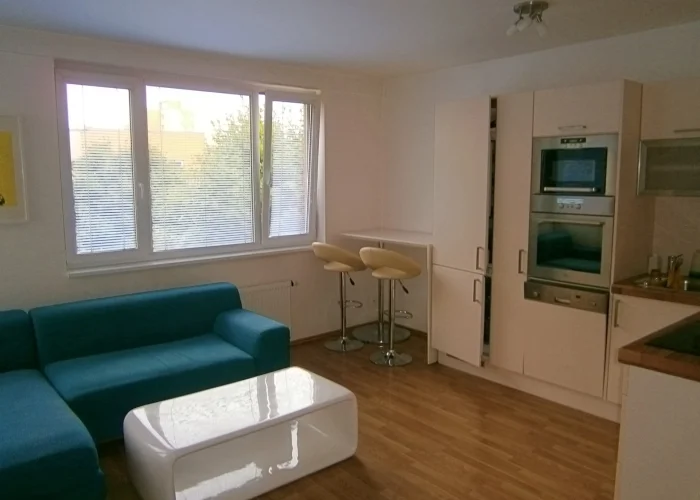Pronájem bytu 2+kk, 50m2 - Hnězdenská, Praha 8