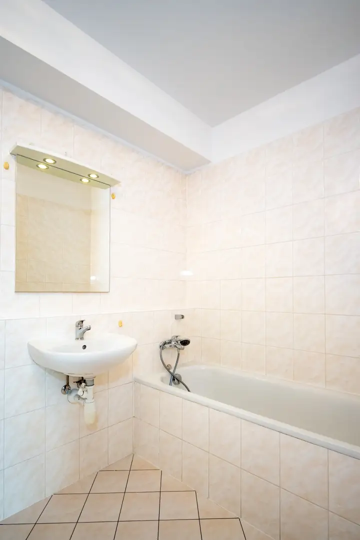 Pronájem bytu 2+kk s balkónem, ulice Hnězdenská 767/4a, Praha - Troja