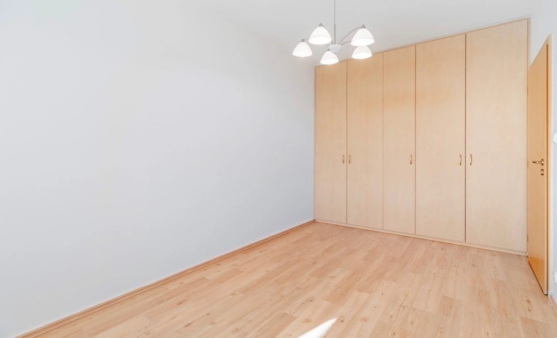 Pronájem světlého bytu 3+kk/G/L s výměrou 95 m², Praha 8
