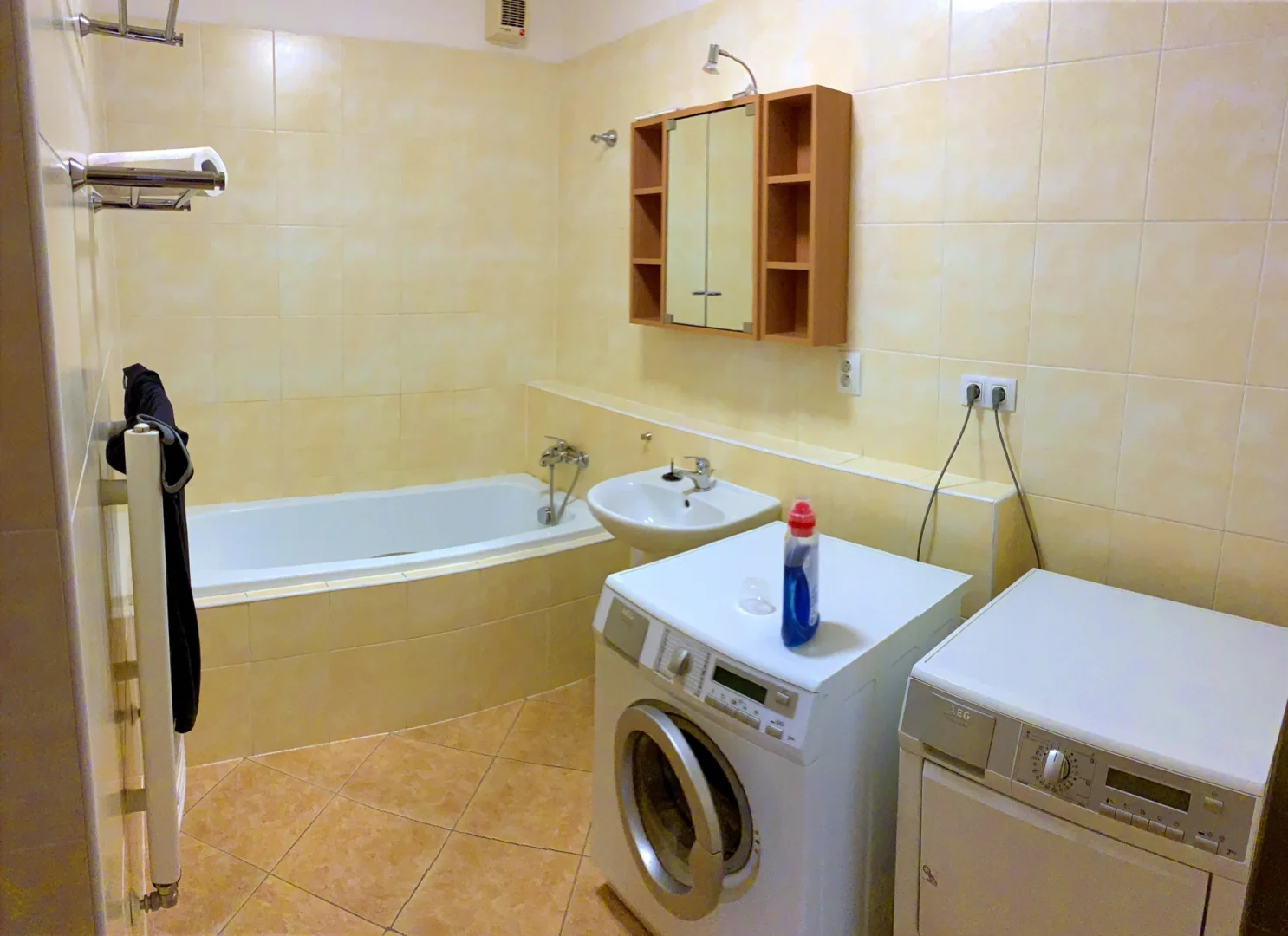 Pronájem bytu 3+kk, 83m2 s balkónem a garážovým stáním. Ulice Kabešova, Praha Vysočany.