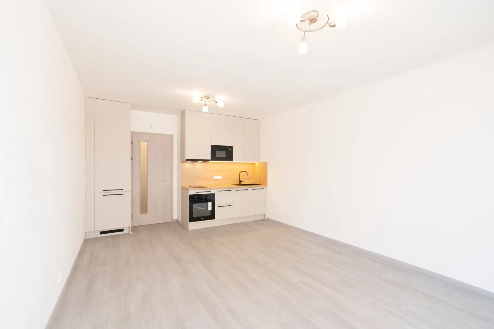 Pronájem bytu 1+kk 34 m², Praha - Vysočany