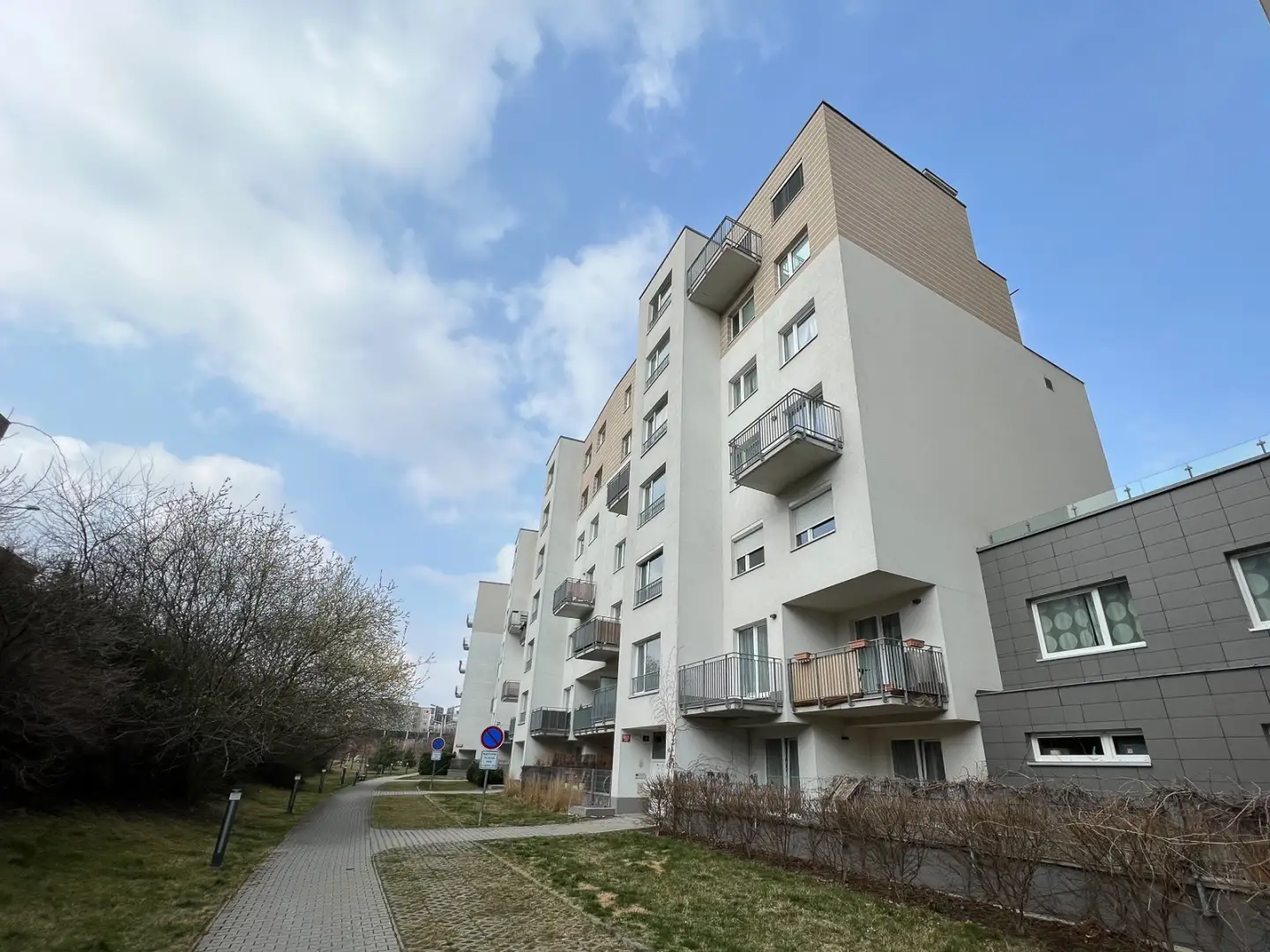 Pronájem bytu 1+kk, ulice Silurská 1225/2, Praha - Hlubočepy
