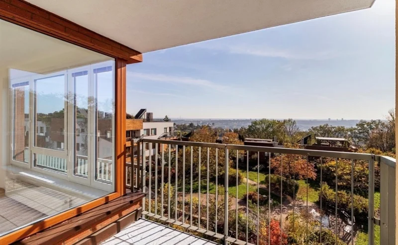 Pronájem světlého bytu 3+kk/G/L s výměrou 95 m², Praha 8