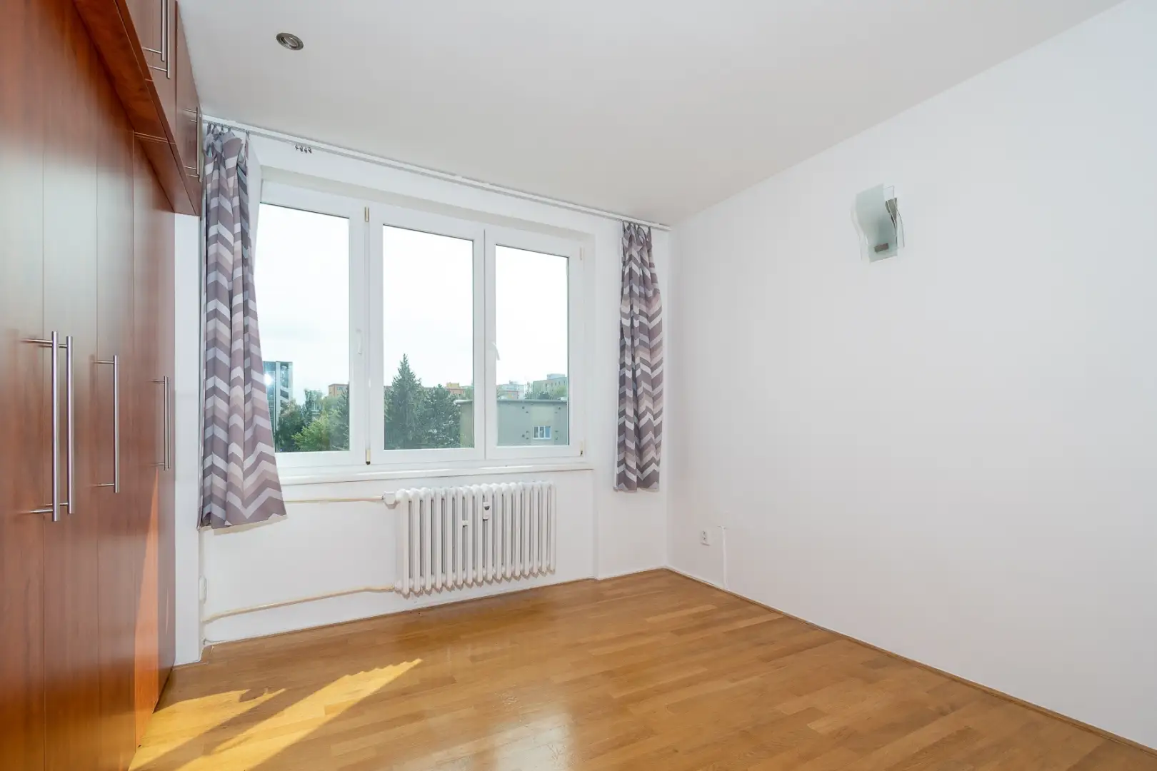 Pronájem bytu 3+kk/B, po rekonstrukci, zařízený, Praha - Letňany