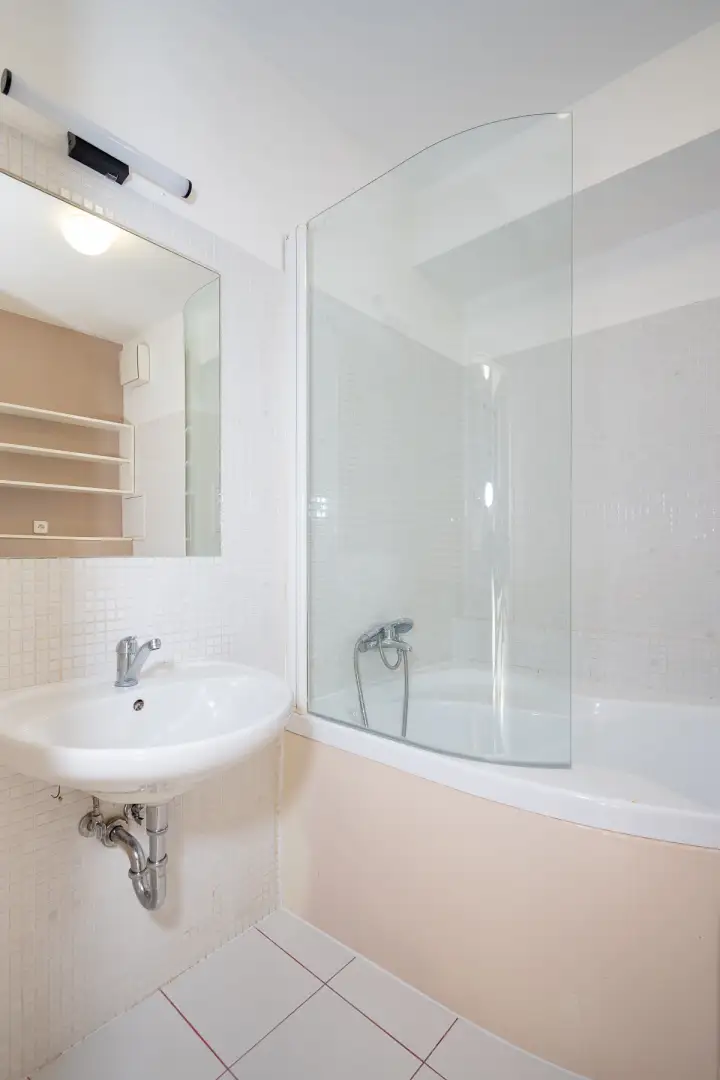 Pronájem bytu 1+kk s balkónem a garáží, ulice Na Harfě 935/5d, Praha - Vysočany