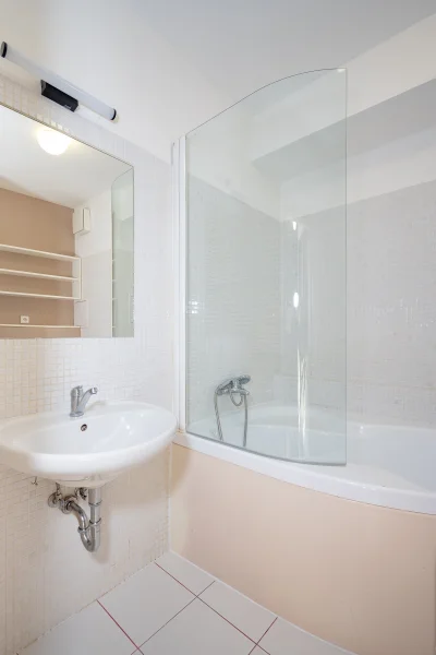 Pronájem bytu 1+kk s balkónem a garáží, ulice Na Harfě 935/5d, Praha - Vysočany