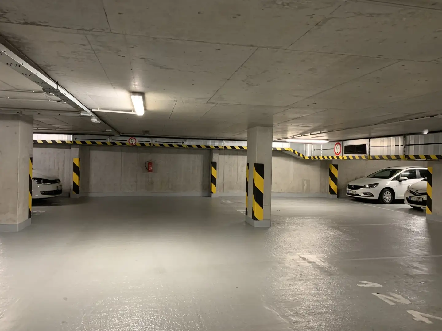 Pronájem garážové stání, 15 m² - Praha - Smíchov