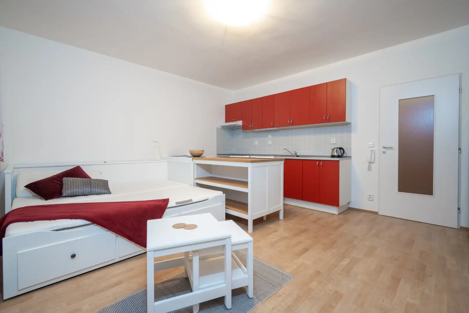 Pronájem byty 1+kk  s výměrou 28m² a vlastním parkováním  Praha - Stodůlky