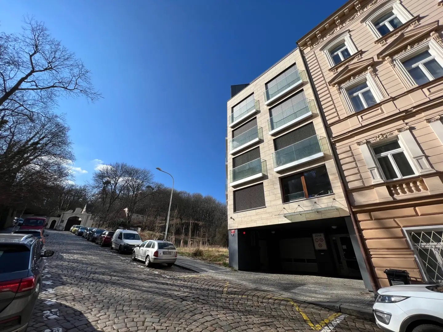 Pronájem garážového stání, ulice Mozartova 3337/14, Praha - Smíchov