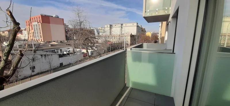 Pronájem bytu 1+kk, 33m2 s balkonem Praha Holešovice