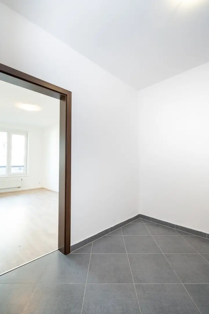 Pronájem bytu 2+kk s balkónem, ulice Honzíkova 635/6, Praha - Dolní Měcholupy