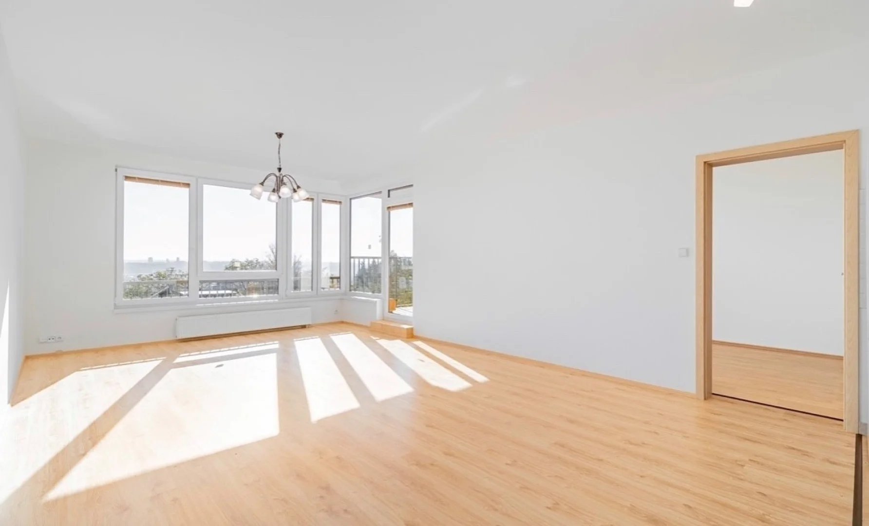 Pronájem světlého bytu 3+kk/G/L s výměrou 95 m², Praha 8