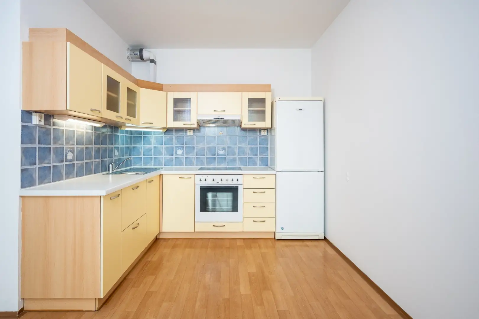 Pronájem bytu 2+kk s balkónem, ulice Hnězdenská 767/4a, Praha - Troja