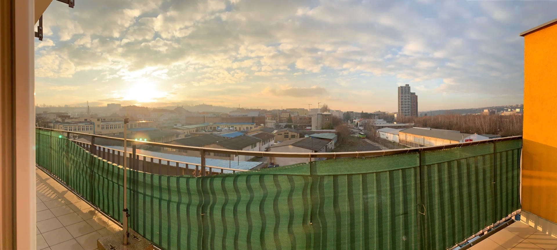 Pronájem bytu 3+kk, 83m2 s balkónem a garážovým stáním. Ulice Kabešova, Praha Vysočany.