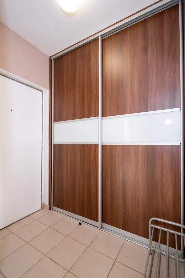 Pronájem bytu 1+kk s balkónem a garáží, ulice Na Harfě 935/5d, Praha - Vysočany