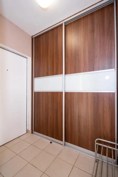 Pronájem bytu 1+kk s balkónem a garáží, ulice Na Harfě 935/5d, Praha - Vysočany