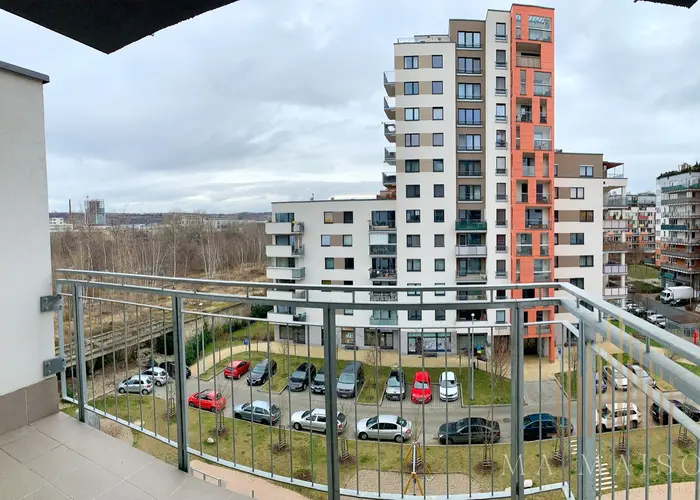 Pronájem bytu 2+kk s balkonem a garáží, ul. Pod Harfou, Praha - Vysočany