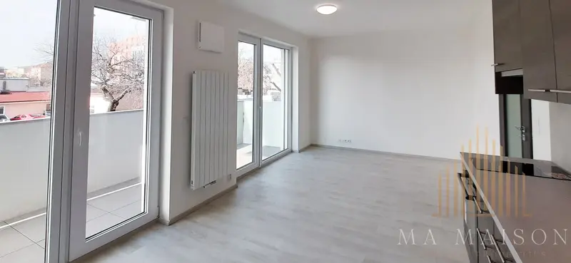Pronájem bytu 1+kk/B, 33 m2, nezařízený, Praha 7 - Holešovice
