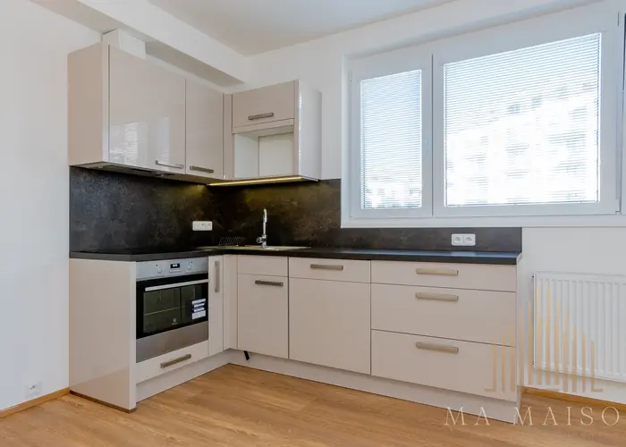 Pronájem bytu 2+kk/B/G, nezařízený, 55m², Praha 9 - Střížkov