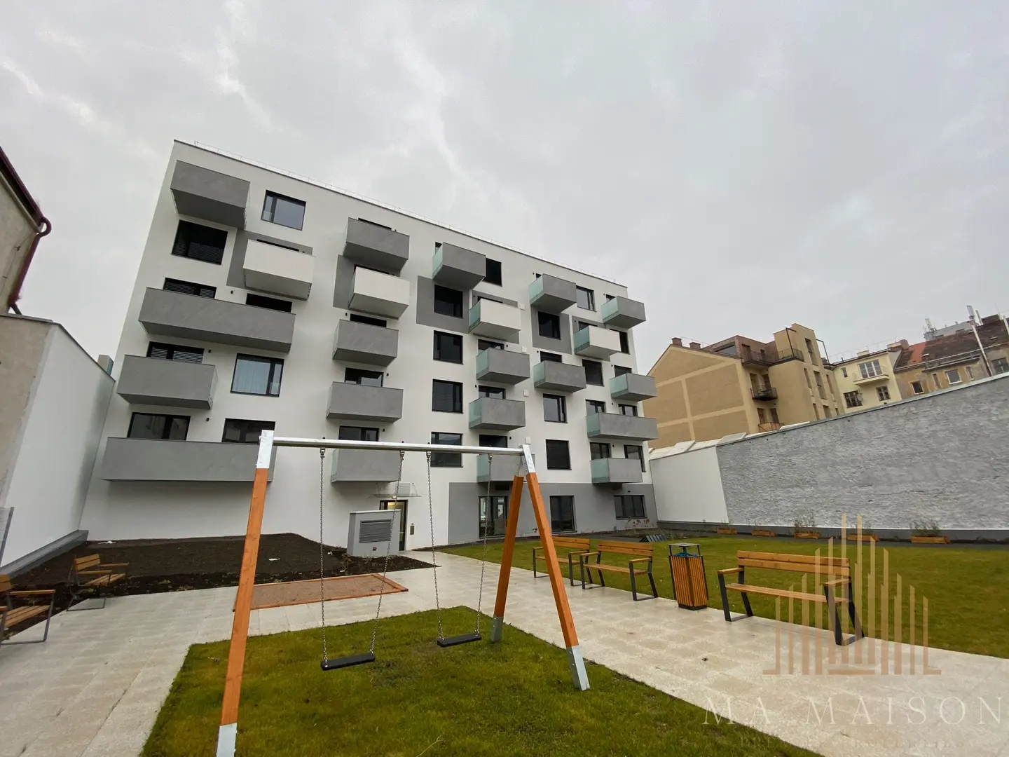Pronájem bytu 1+kk, 33m2 s balkonem Praha Holešovice