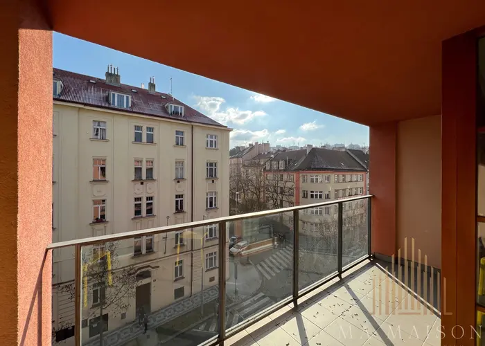 Pronájem bytu, 1kk, 47m2, s balkónem a garáží